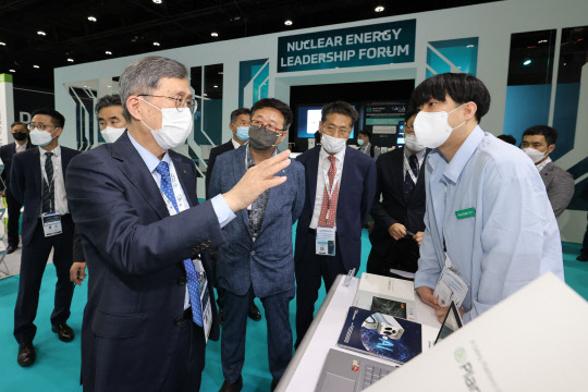 정재훈 한국수력원자력 사장이 WUC 행사장에서 기업들의 홍보부스를 둘러보고 있다. <한수원 제공>